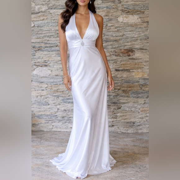David's Bridal Dresses & Skirts - David's Bridal NWT Sexy DB Studio White Full Length Halter Gown Open Back